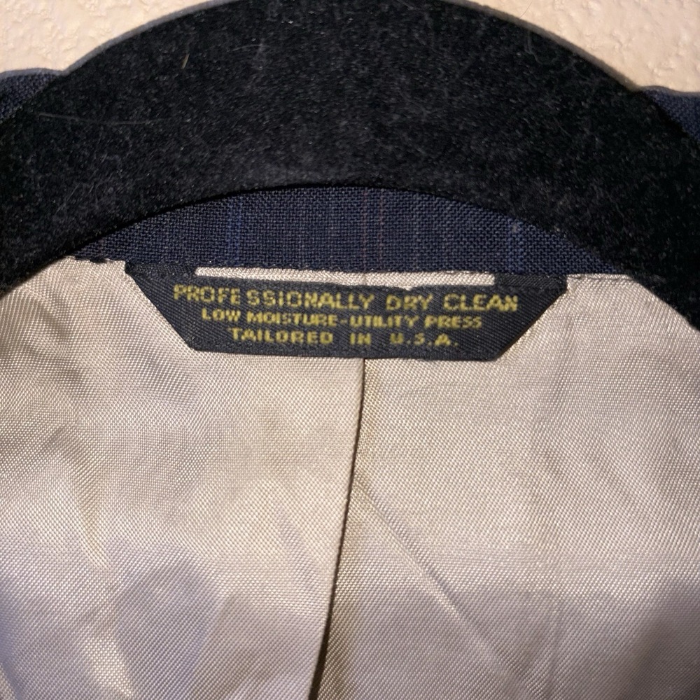 VTG Johnny Carson Blue/ Navy Small Striped Blazer 44R  2 Button 1 Vent - Picture 3 of 11